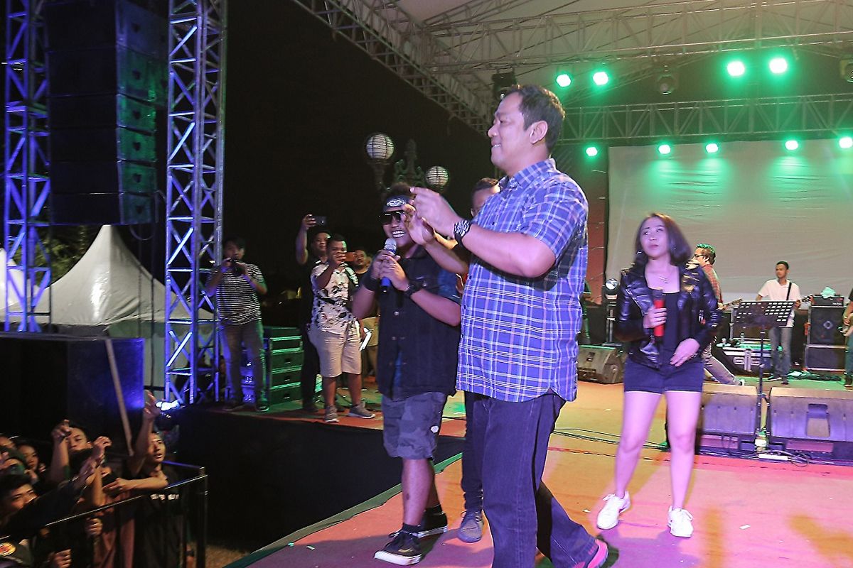 Wali Kota Semarang Hendrar Prihadi tampil bersama grup band Pendhoza di acara penutupan ajang Semarang Jelajah Musik x Semarang Introducing Market di Kawasan Banjir Kanal Barat, Kota Semarang, Sabtu (24/8/2019)