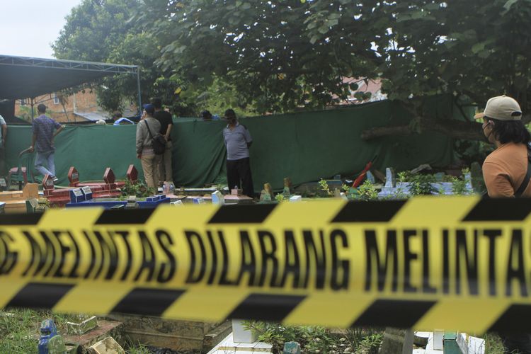 Tim dokter forensik usai melakukan otopsi terhadap AM (17) di Taman Pemakaman Umum (TPU) Sungai Selayur, Kecamatan Kalidoni, Kota Palembang, Sumatera Selatan, Kamis (8/9/2022).