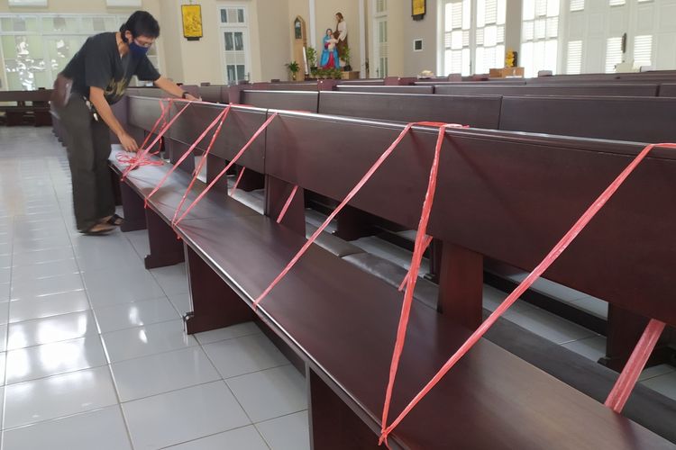 Tim Liturgi memasang pembatas tempat duduk di Gereja Santo Yosep Purwokerto, Kabupaten Banyumas, Jawa Tengah, Minggu (7/6/2020).