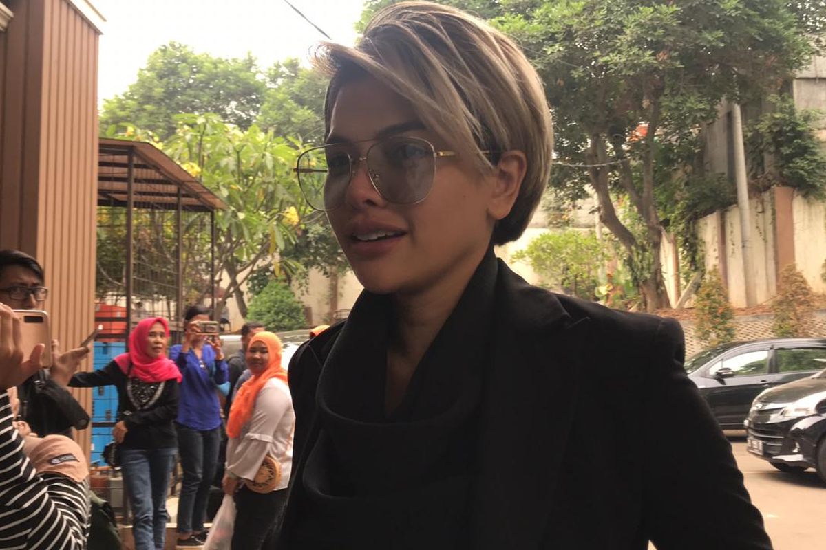 Nikita Mirzani saat menghadiri sidang lanjutan itsbat pernikahan sekaligus perceraiannya di Pengadilan Agama (PA) Jakarta Selatan, Senin (26/8/2019).