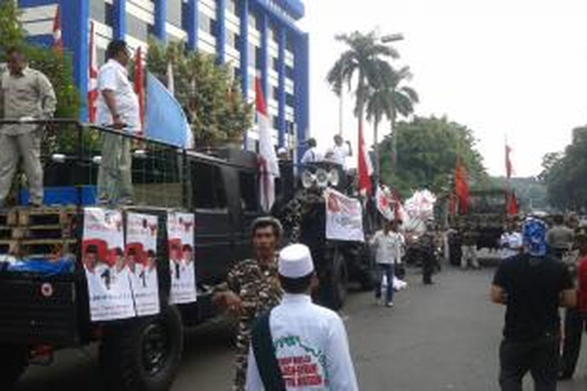 Massa pendukung Prabowo-Hatta kembali melakukan orasi di depan Gedung Mahkamah Konstitusi, Jalan Medan Merdeka Barat, Jakarta Pusat, Jumat (15/8/2014).