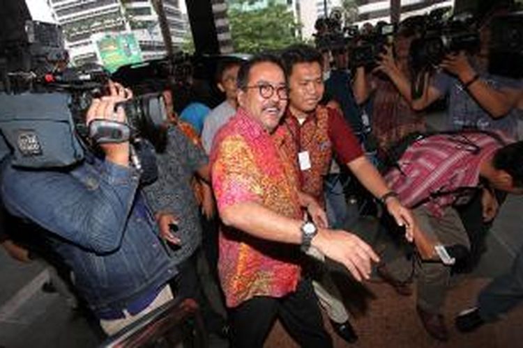 Rano Karno berjalan memasuki Kantor Komisi Pemberantasan Korupsi untuk diperiksa, Jumat (17/1/2014). Rano diperiksa sebagai saksi bagi terdakwa Akil Mochtar dalam kasus pengurusan sengketa Pilkada di Provinsi Banten. (TRIBUNNEWS/DANY PERMANA)
