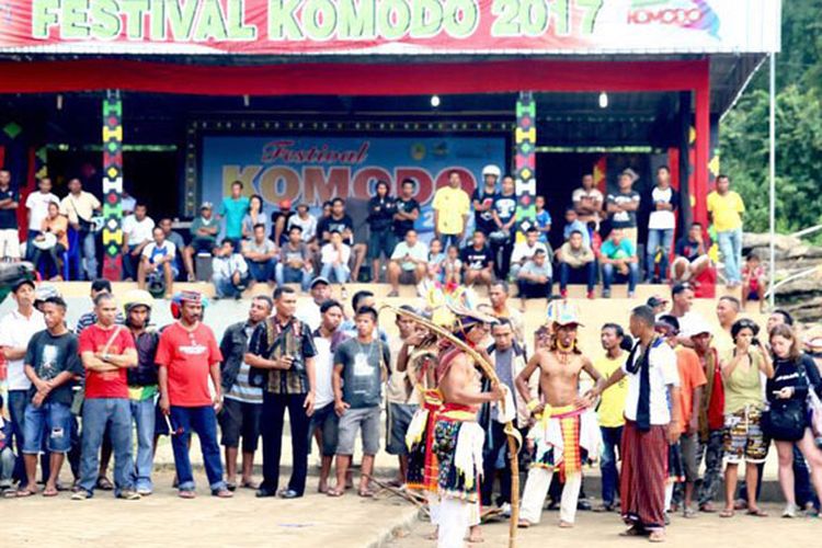 Tari Caci digelar di Lapangan Batu Cermin, Kabupaten Managgarai Barat, Nusa Tenggara Timur dalam rangkaian Festival Komodo 2017, Kamis (2/3/2017).