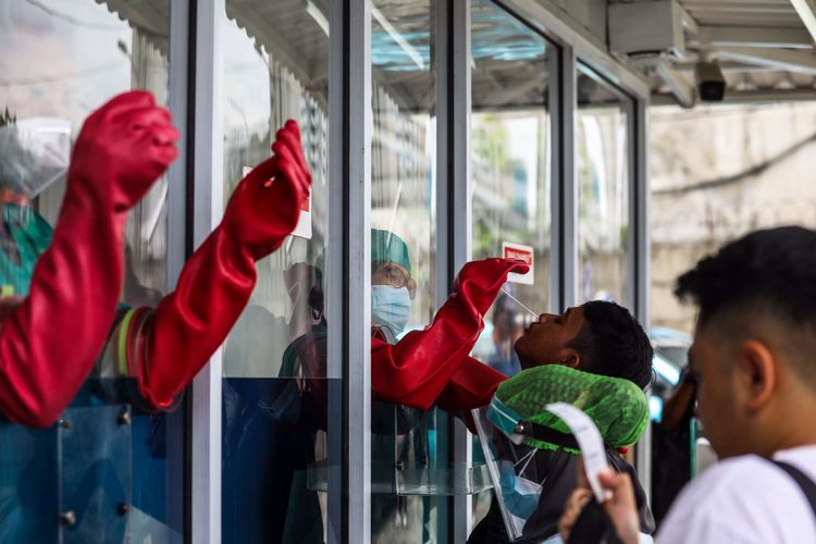 Warga menjalani tes usap atau swab test di GSI Lab (Genomik Solidaritas Indonesia Laboratorium), Cilandak, Jakarta Selatan, Senin (2/11/2020). Sebagai bentuk gotong-royong dan solidaritas untuk mempercepat penanganan COVID-19 di Indonesia, Tanoto Foundation dan Temasek Foundation International melakukan donasi bersama dengan memberikan bantuan kepada Genomik Solidaritas Indonesia (GSI Lab) berupa instrumen PCR, reagent kit dan bahan habis pakai untuk pemeriksaan PCR.