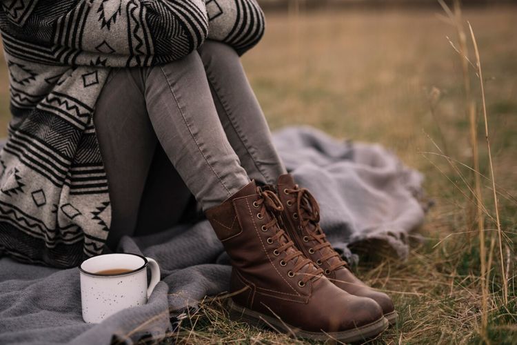 Tetap tampil keren saat langit mendung. Ini inspirasi outfit musim hujan yang nyaman, praktis, dan tetap stylish untuk menemani aktivitasmu seharian.