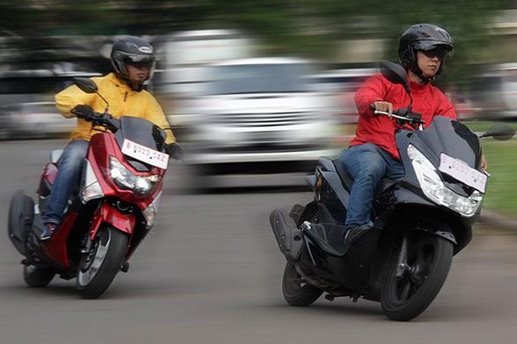 Yamaha NMAX dan Honda PCX saat dipacu di kawasan Senayan, Jakarta.