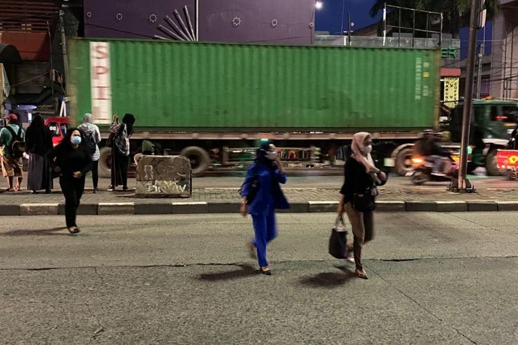 Suasana di Jalan Enggano Raya, Jakarta Utara yang minim zebra cross. Warga, pada Rabu (22/2/2023) mengaku merasa khawatir bila harus menyeberang di kawasan ini. 