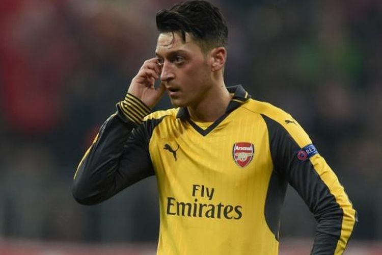 Ekspresi Mesut Oezil setelah Arsenal takluk 1-5 dari Bayern Muenchen pada partai pertama babak 16 besar Liga Champions di Allianz Arena, Rabu (15/2/2017).