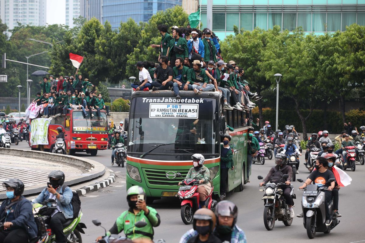 Mahasiswa menuju Istana Negara, Jakarta untuk menggelar unjuk rasa menolak UU Cipta Kerja, Kamis (8/10/2020).