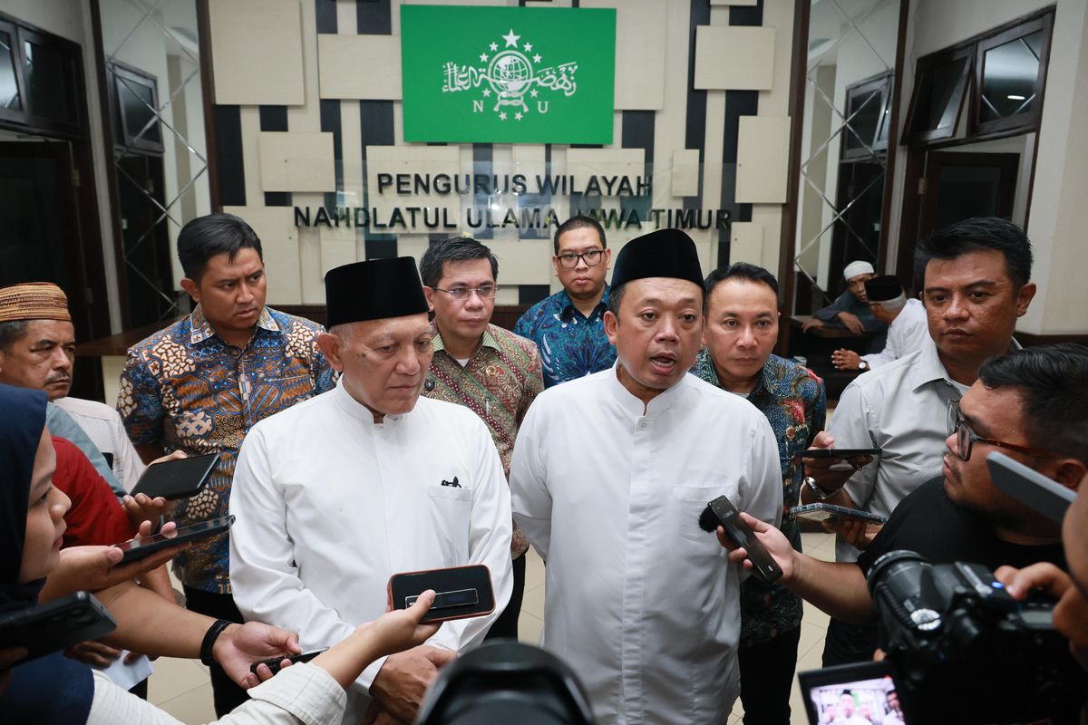 Menteri Agraria dan Tata Ruang/Kepala Badan Pertanahan Nasional (ATR/BPN) Nusron Wahid ketika menyaksikan penandatanganan nota kesepahaman (MoU) antara Kantor Wilayah BPN dengan Pengurus Wilayah Nahdlatul Ulama (PWNU) Jawa Timur serta Perjanjian Kerja Sama (PKS) antara Kantor Pertanahan dengan Pengurus Cabang Nahdlatul Ulama (PCNU) se-Provinsi Jawa Timur pada Kamis (21/11/2024).