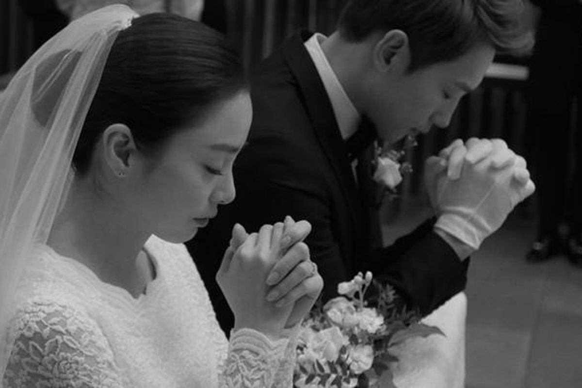 Artis Korea Selatan Rain dan Kim Tae Hee berdoa pada upacara pernikahan mereka di sebuah gereja di Seoul, Kamis (19/1/2017).