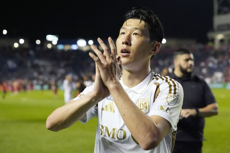 Son Heung-Min dari Los Angeles FC menyapa para penggemar pada laga MLS antara Chicago Fire FC dan Los Angeles Football Club di Stadion SeatGeek pada 9 Agustus 2025 di Bridgeview, Illinois.