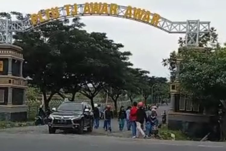Aksi tawuran para pelajar di Dusun Bogang, Desa Beji, Kecamatan Jenu, Kabupaten Tuban, Jawa Timur, menjadi perhatian warga yang melintas di jalan raya Pantura Tuban - Semarang. Sabtu (26/11/2022).