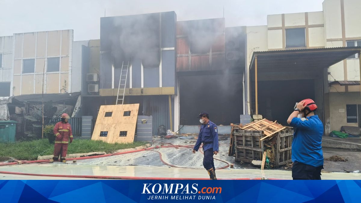 Pemeriksaan Sulit Ditembus di Balik Gudang Kimia Tangsel Terbakar dan Sungai Tercemar ~WR

Klik untuk baca: