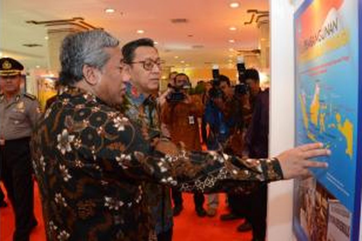 Mendikbud Mohammad Nuh dan Wapres RI Boediono pada peresmian Rembuk Nasional Pendidikan dan Kebudayaan 2014, Kamis (6/3/2014), di Hotel Grand Sahid Jaya, Jakarta. Rembuknas Pendidikan dan Kebudayaan 2014 digelar selama dua hari, sejak Kamis sampai Jumat (7/3/2014). 