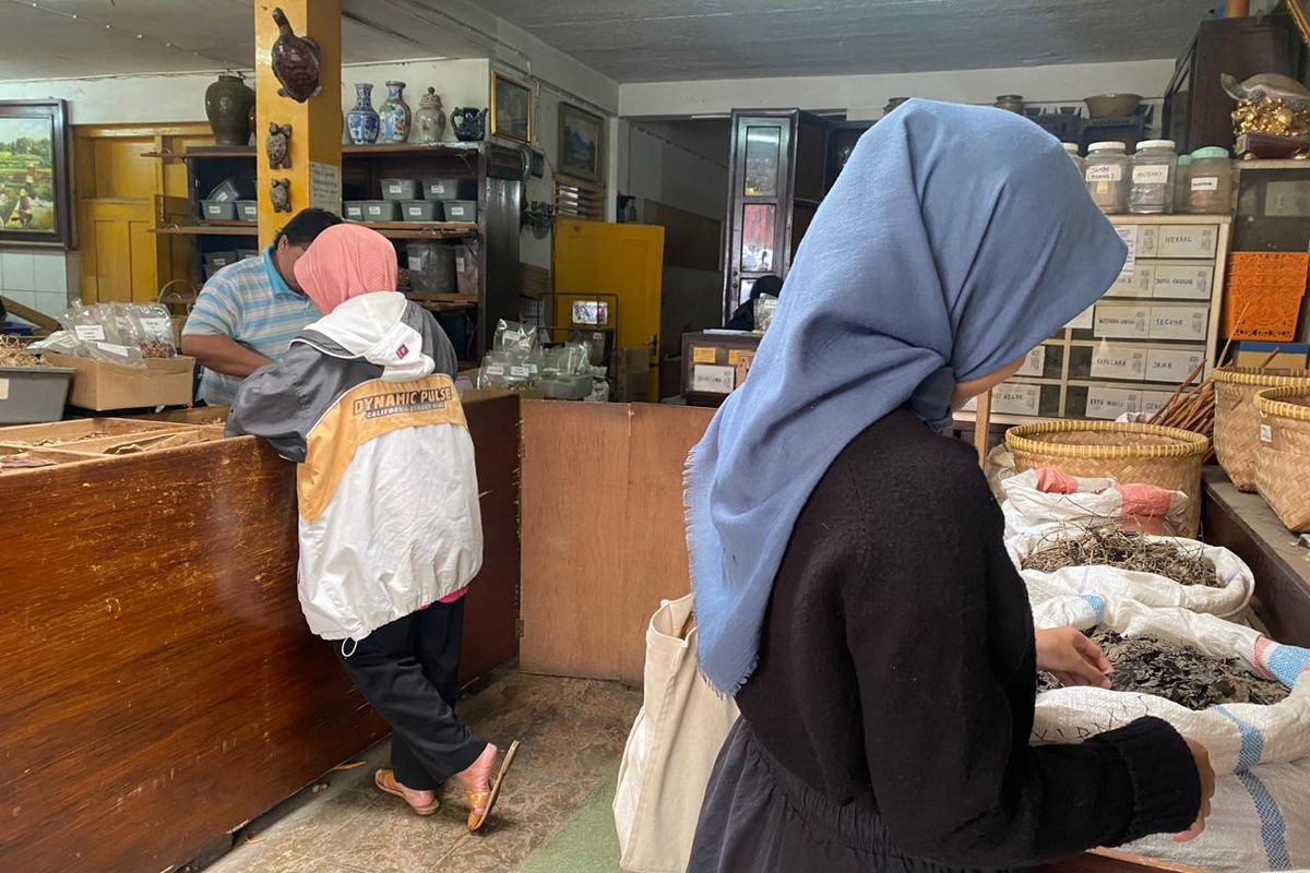 Sejumlah pengunjung sedang membeli jamu di Babah Kuya, toko jamu legendaris di Bandung. 
