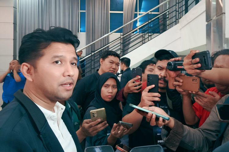 Wakil Gubernur Jawa Timur Emil Dardak saat menjawab pertanyaan sejumlah jurnalis Surabaya, Selasa (29/7/2025) malam.