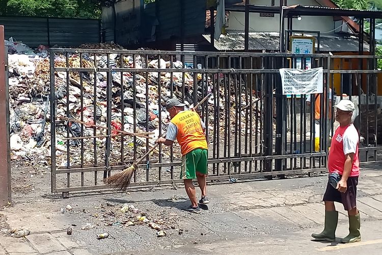 Depo sampah Mandala Krida mulai dilakukan pembersihan, awalnya sampah sampai ke pagar sehingga pagar hitam tidak bisa dibuka. Saat ini timbunan sampah mulai sedikit demi sedikit di angkut, Rabu (21/2/2024)