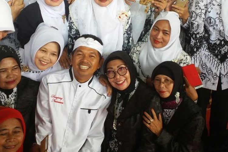 Ketua DPD Golkar Provinsi Jawa Barat Dedi Mulyadi diserbu para guru asal Kabupaten Bandung di Gor Sabilulungan, Soreang, Senin (6/3/2017).