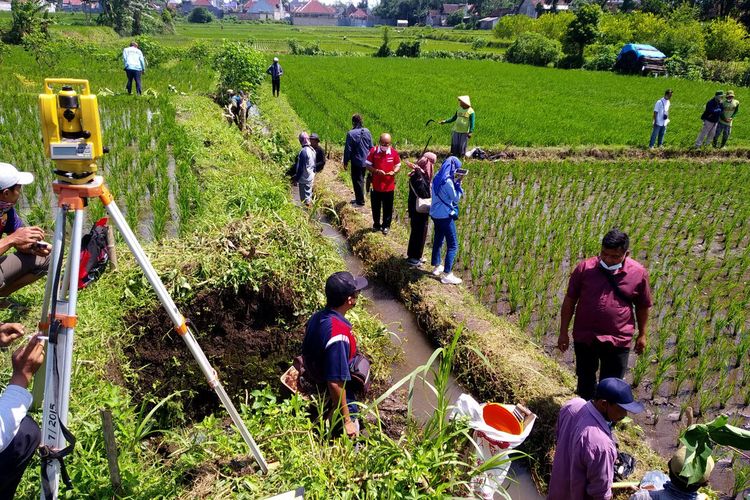 Tim BPCB Jawa Timur memulai kegiatan ekskavasi penyelamatan Situs Karangtengah di area persawahan Kota Blitar, Senin (7/2/2022)