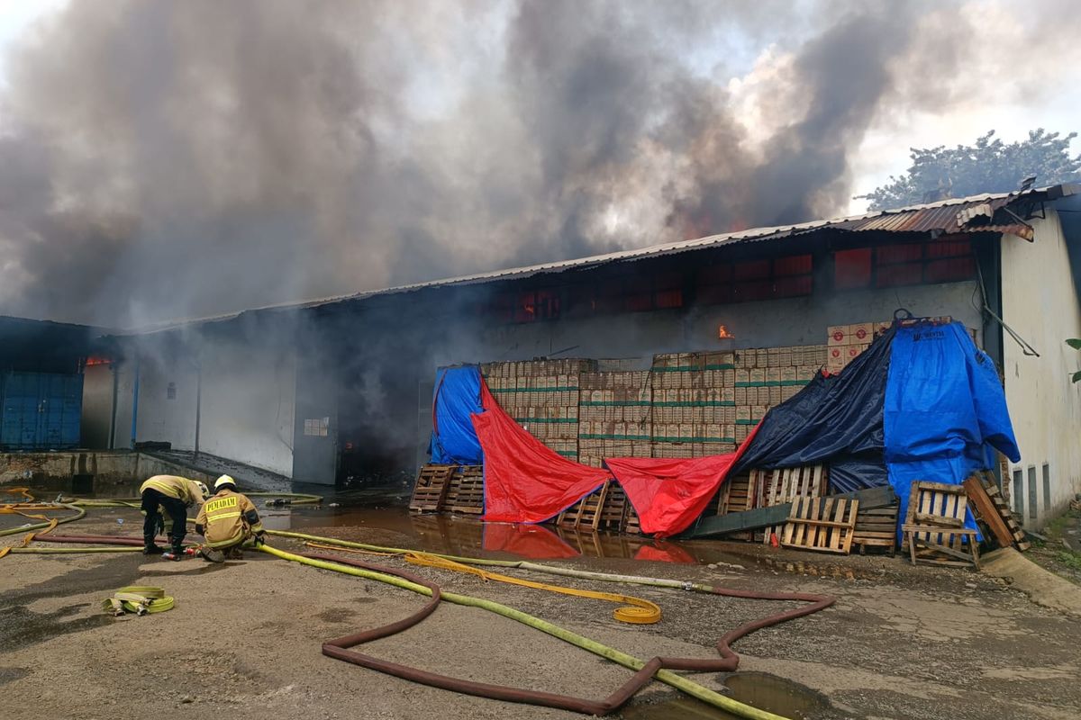 Gudang beras di Pasar Induk Beras Cipinang, Jakarta Timur terbakar, sejak sekitar pukul 12.30 WIB, Selasa (21/3/2023).