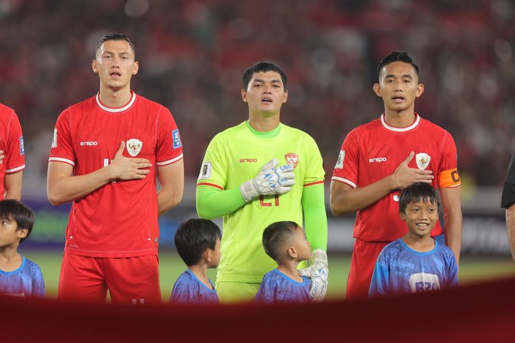 Kiper Timnas Indonesia, Adi Satrio, diapit oleh Jay Idzes (kiri) dan kapten Rizki Ridho pada awal laga Indonesia vs Vietnam Vietnam di laga putaran kedua Kualifikasi Piala Dunia 2026 di SUGBK pada Kamis (21/3/2024).