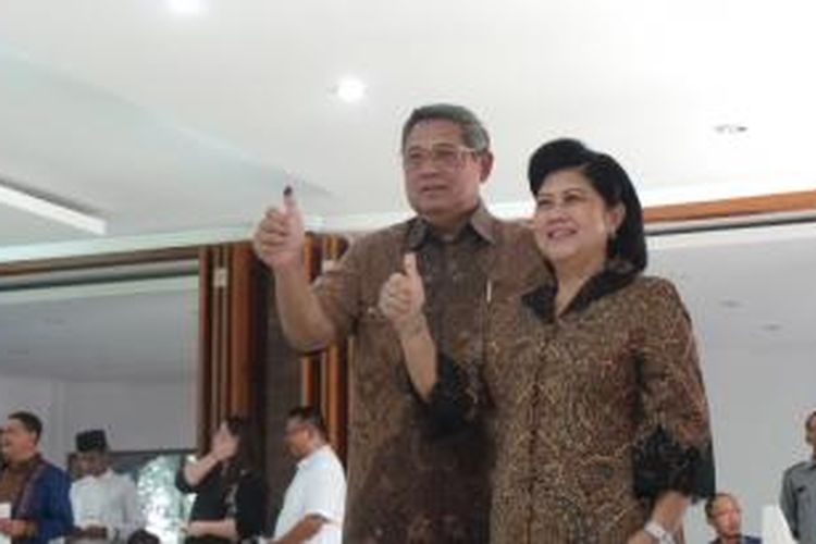Presiden Susilo Bambang Yudhoyono bersama Ibu Negara Ani Yudhoyono usai mencoblos di TPS 006 Gunung Putri, Bogor, Rabu (8/7/2014).