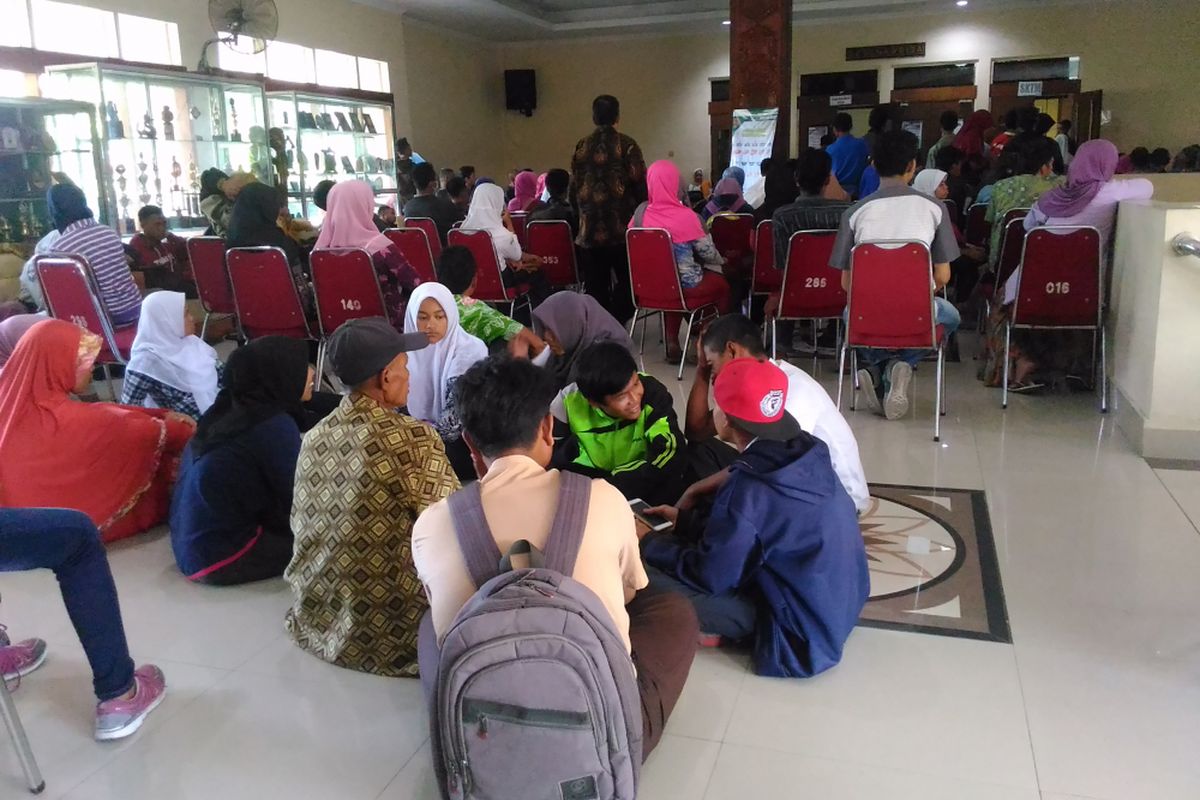 Orangtua dan siswa menunggu panggilan di kantor Dinas Pendidikan, Pemuda, dan Olahraga (Disdikpora) DI Yogyakarta, Jalan Cendana nomor 9, Kelurahan Semaki, Kecamatan Umbulharjo, Kota Yogyakarta, Kamis (22/6/2017). Mereka mengurus surat keterangan tidak mampu (SKTM) dan penambahan nilai untuk siswa berprestasi untuk keperluan (PPDB) tingkat SMA/SMK tahun ajaran 2017/2018.