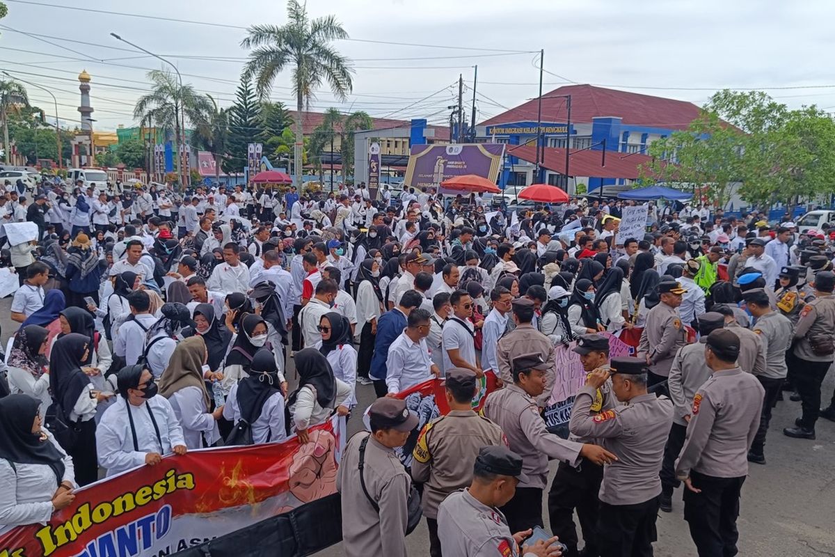 Ribuan Tenaga Honorer di Bengkulu Unjuk Rasa Tuntut Diangkat Jadi P3K