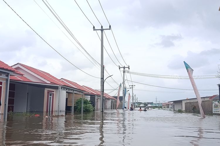 Kondisi Perumahan Green Lavender Sukamekar di Desa Sukamekar, Kecamatan Sukawangi, Kabupaten Bekasi terendam banjir hingga 2 meter. Jum'at (23/1/2026).