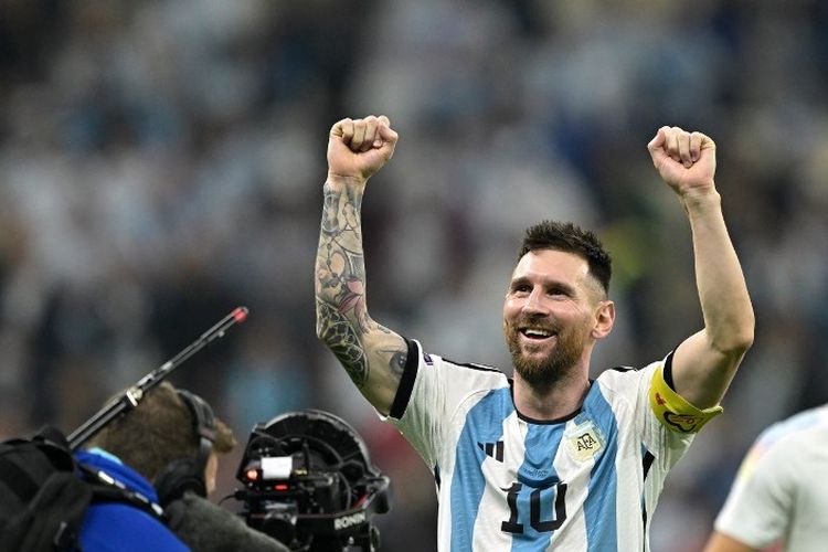 Penyerang Argentina Lionel Messi merayakan kemenangan usai mengalahkan Kroasia 3-0 pada pertandingan semifinal Piala Dunia 2022 Qatar antara Argentina vs Kroasia di Stadion Lusail di Lusail, utara Doha pada 14 Desember 2022 Rabu dini hari WIB. Terdekat, Lionel Messi bakal tampil dalam final Piala Dunia  2022 yang mempertemukan Argentina vs Perancis pada Minggu (18/12/2022). Menjelang laga itu, Messi mendapat dukungan dari sang anak, Thiago Messi.