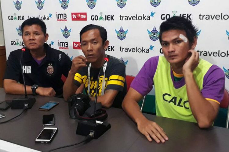 Pelatih sementara Sriwijaya FC Hartono Ruslan (kiri) dan Bobby Satria (kanan), selepas pertandingan kontra Persegres Gresik United, Senin (24/7/2017).