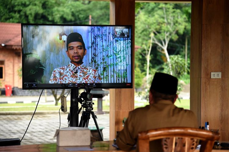 Gubernur Sumut  Edy Rahmayadi memberikan kata sambutan pada dakwah virtual Ustaz Abdul Somad dari kediaman pribadinya di Jalan Pantaibunga, Desa Pamah, Delitua, Senin (6/7/2020)