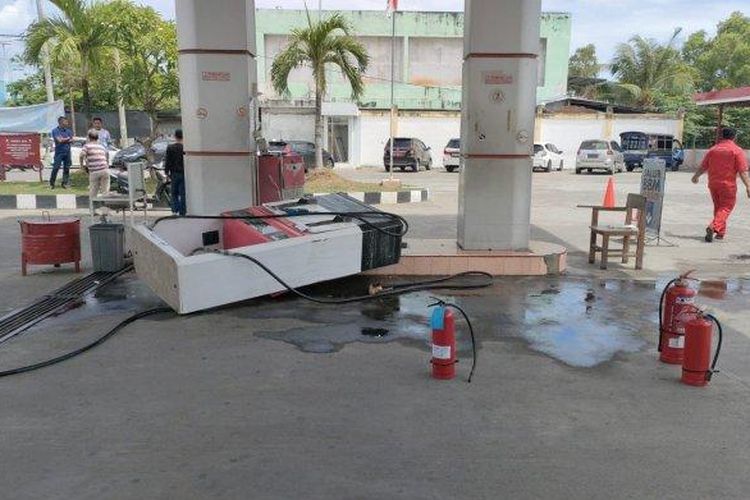 Dispenser pompa isi minyak SPBU PT Kuala Berkah Gampong Blok Sawah, Kecamatan Kota Sigli, Pidie, Sabtu (1/10/2022) rubuh. Dua dari tiga pelaku sudah ditangkap, satu masih buron.