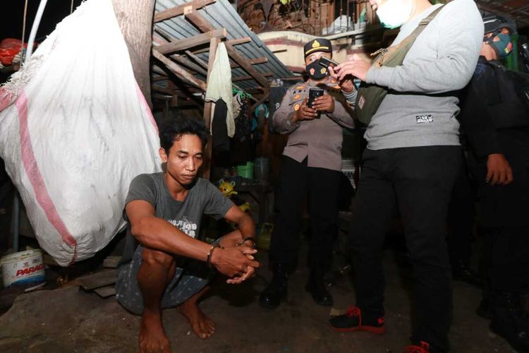 AKBP Syamsul Makali Kabag Bin Ops Ditresnarkoba Polda Jatim Saat Memimpin Razia di Jalan Kuti Kelurahan Sidotopo Kecamatan Semampir Surabaya, pada Rabu (06/10/2021) Dini Hari,