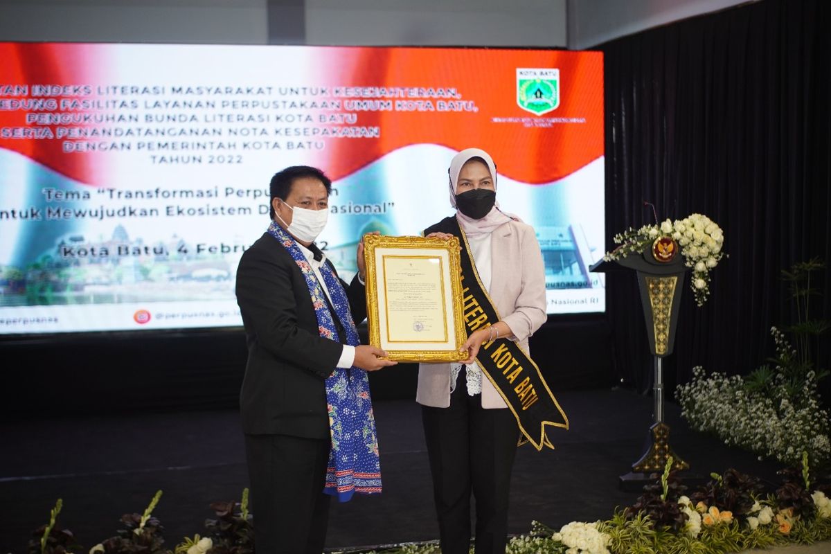Wali Kota Batu Dewanti Rumpoko bersama Kepala Perpustakaan Nasional RI Muhammad Syarif Bando saat meresmikan Gedung Perpustakaan Umum Kota Batu pada Jumat (4/2/2022). 