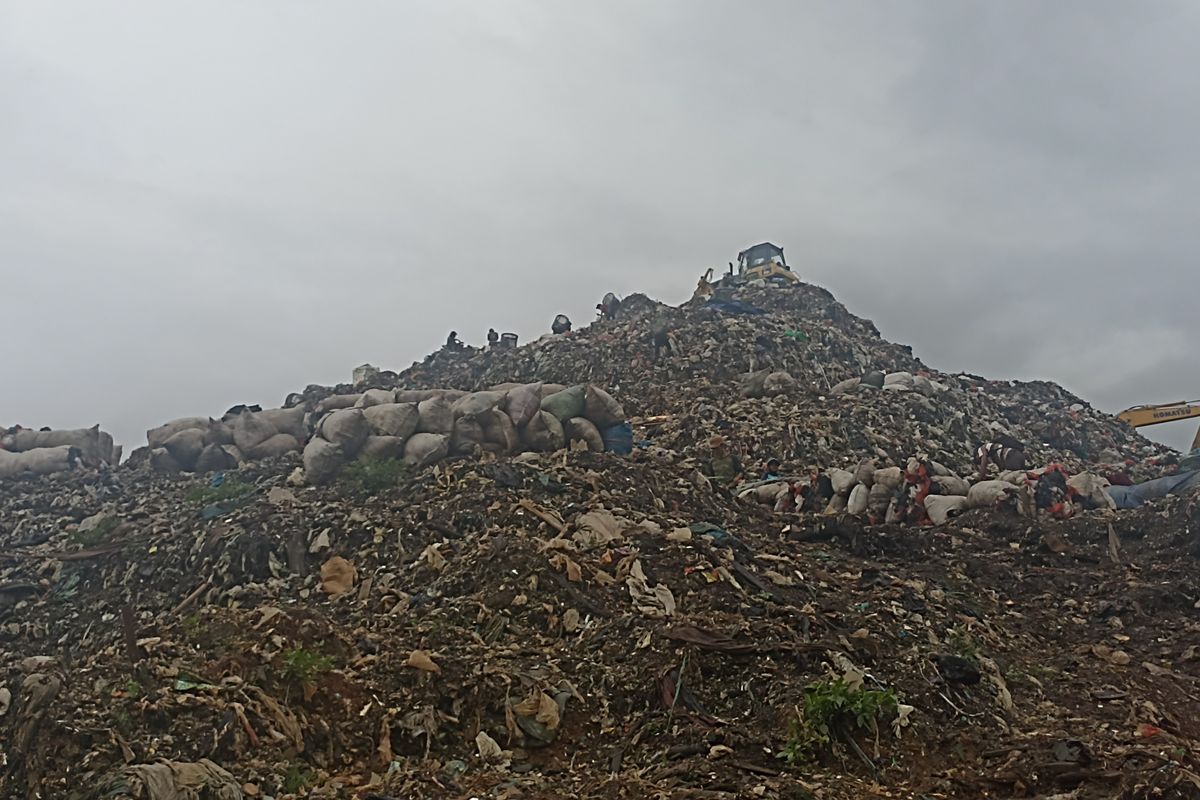 Gunungan sampah di TPST Bantargebang, Kamis (12/2/2026). Longsor di Bantargebang, Minggu (8/3/2026), bisa diakibatkan keterbatasan lahan dan banyaknya sampah. Ada pula dampak pada air lindi dan gas metana.