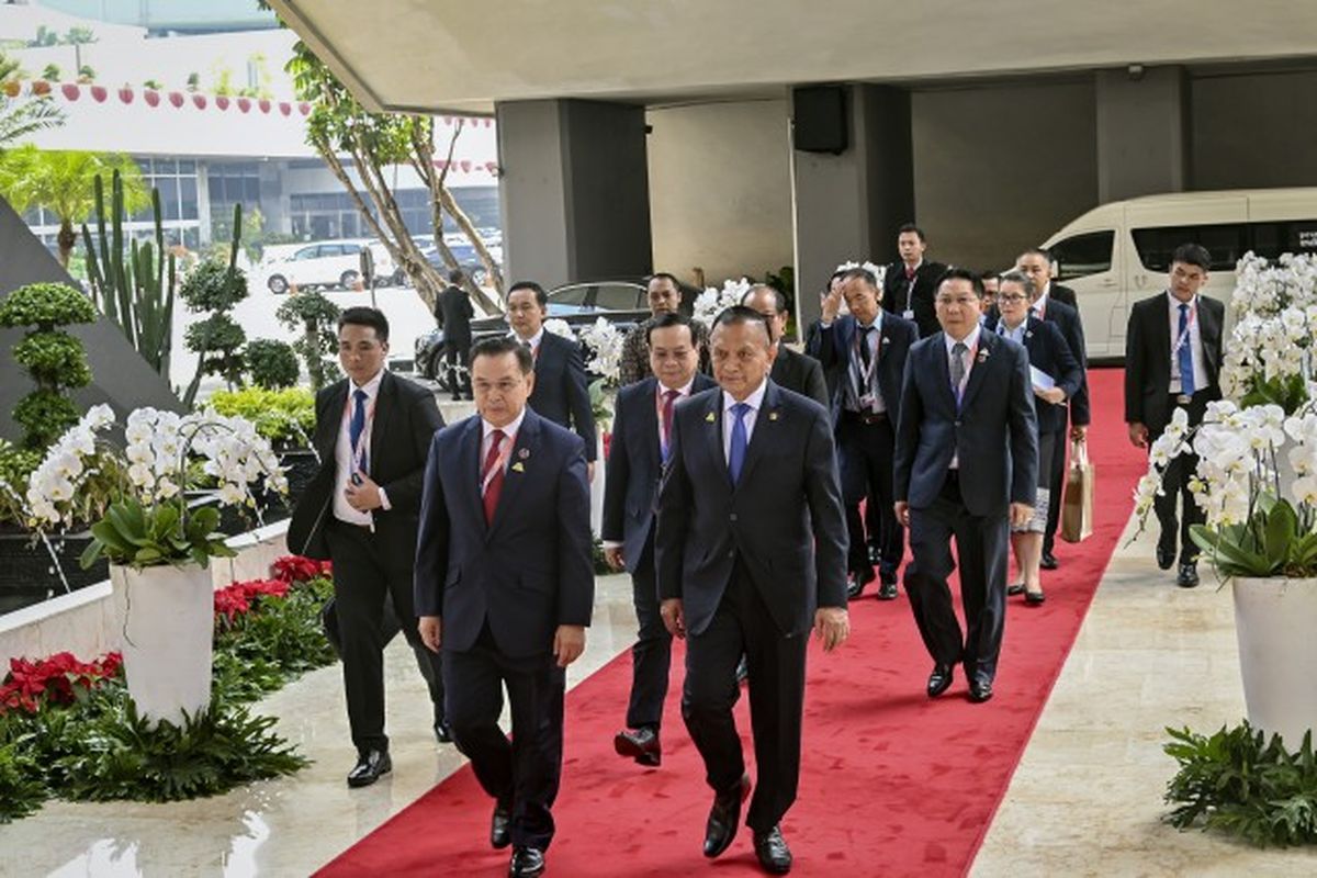 Wakil Ketua DPR RI Lodewijk F. Paulus menyampaikan poin-poin pembahasan antara Parlemen Indonesia dengan Parlemen Lao PDR dalam pertemuan bilateral yang dilakukan di Gedung DPR RI, Rabu (9/8/2023). 