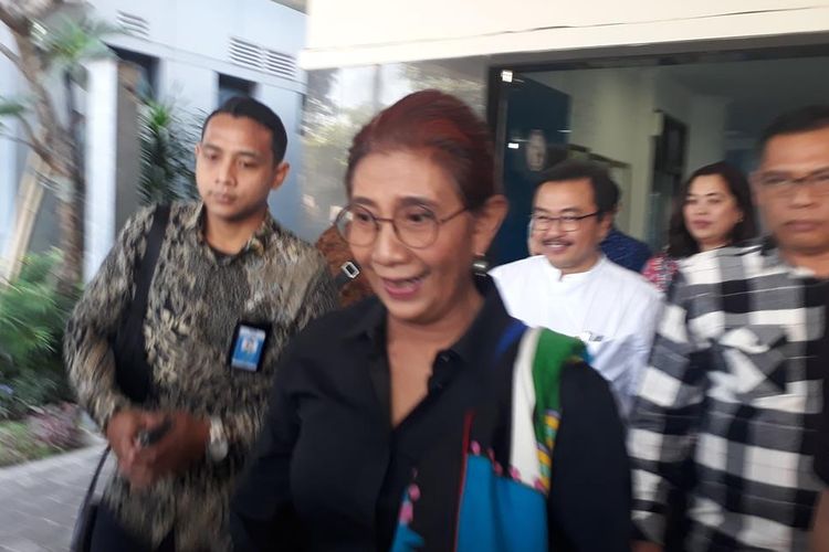 Menteri Kelautan dan Perikanan Susi Pudjiastuti keluar dari Gedung Bedah Pusat Terpadu RSUD Dr Soetomo, Surabaya, Jawa Timur, usai menjenguk Wali Kota Surabaya Tri Rismaharini di ruang ICU rumah sakit, Sabtu (29/6/2019).