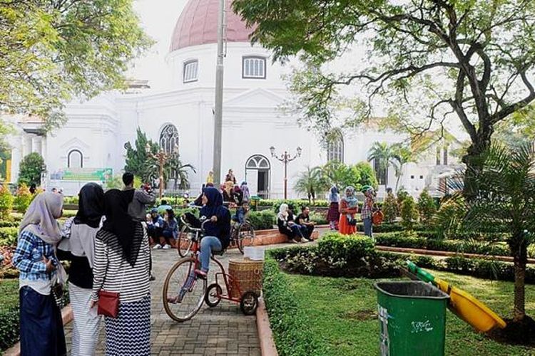 Wisatawan mengunjungi Taman Srigunting yang berada di kawasan Kota Lama, Kota Semarang, Jawa Tengah, Rabu (13/7/2016).