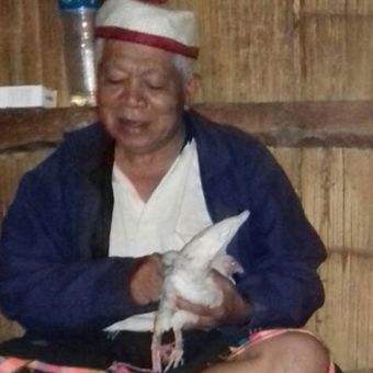 Tua adat suku Nggai, Kampung Munde, Desa Komba, Kecamatan Kota Komba, Manggarai Timur, Flores, Nusa Tenggara Timur, Selasa (3/4/2018), melaksanakan ritual Peting Ghan Nalun Weru.