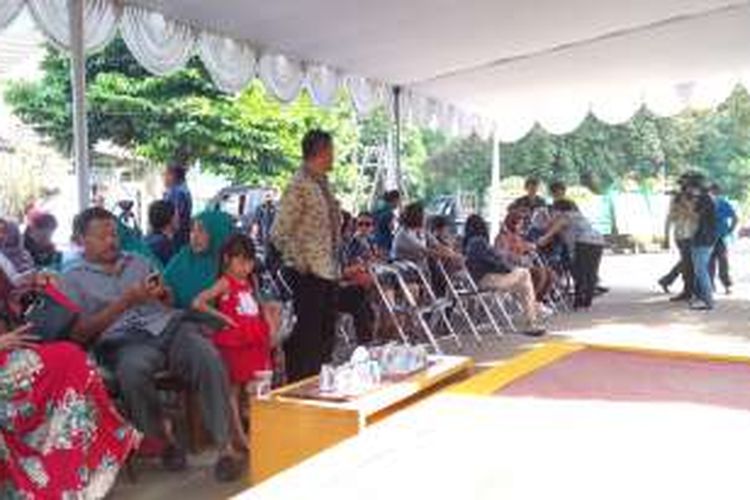 Suasana di rumah duka mendiang penyanyi Mike Mohede, Jalan Kuricang Raya 6C-1/21, Bintaro, Tangerang Selatan, pada Senin (1/8/2016) pagi, menjelang Presiden Keenam RI, Susilo Bambang Yudhoyono, dan istrinya, Ani Yudhoyono, melayat.