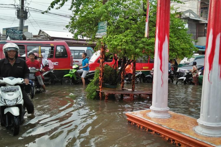 Banjir menggenangi di sejumlah titik di Kota Medan. Kota berumur 4 abad di ketinggian 25 MDPL ini tidak seharusnya banjir karena didesain oleh Belanda mengikuti perkembangan zaman. 