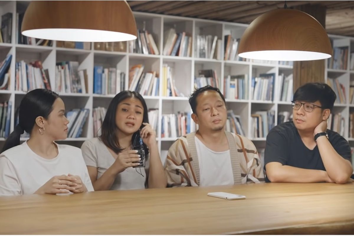 (Dari kiri) Yura Yunita, Nirina Zubir, Ringgo Agus Rahman, dan Yandy Laurens berbincang tentang film pendek Tenang.