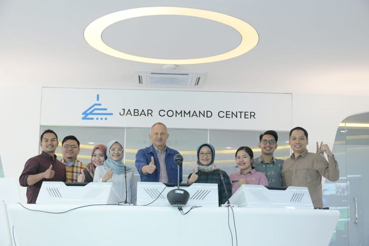 Sekretaris Daerah (Sekda) Jawa Barat (Jabar) Setiawan Wangsaatmaja memberikan sambutan pada peluncuran Sayembara Desa Digital 2023 di Jabar Command Center, Kota Bandung, Selasa (23/5/2023).