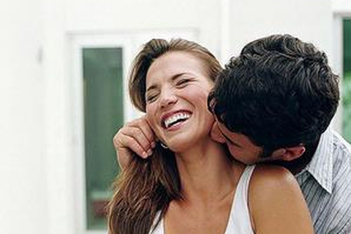 Si Dia kerap membuat Anda tertawa saat mencium Anda.