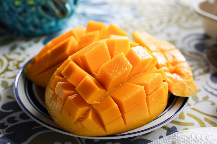 Buah mangga adalah salah satu buah tropis yang berair dan umumnya memiliki rasa manis. Bagaimana jika dimakan saat perut kosong?