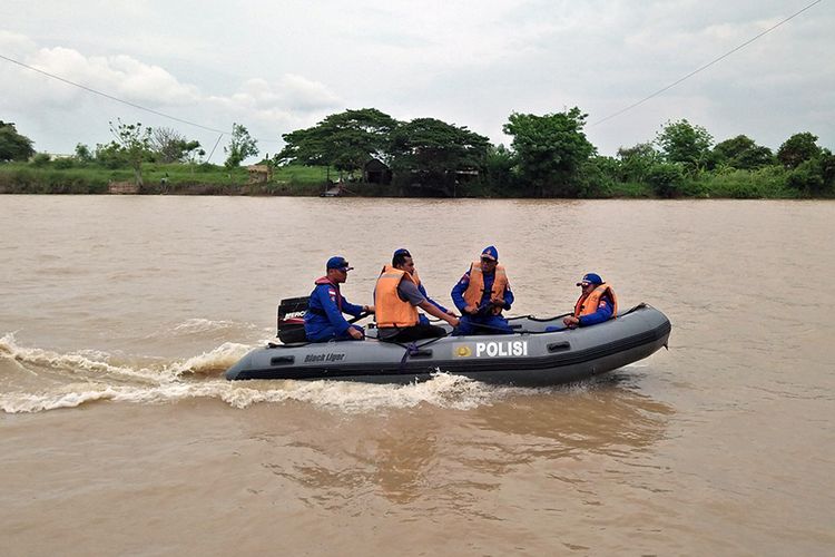 Satpolair Polres Gresik yang termasuk dalam tim gabungan, saat masih mencari keberadaan korban Muhammad Bahrul Mustofa.