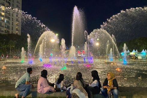 Enggan Pulang, Sejumlah Pengunjung Terpesona Pertunjukan Air Mancur di Ancol