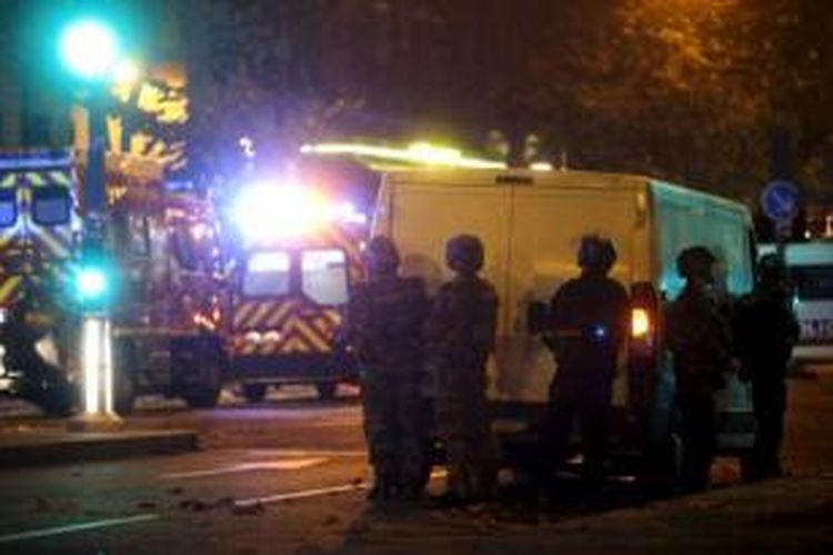 Polisi Perancis mengamankan daerah di sekitar gedung konser Bataclan, Jumat (13/11/2015) malam, setelah terjadi serangan maut di tempat itu.